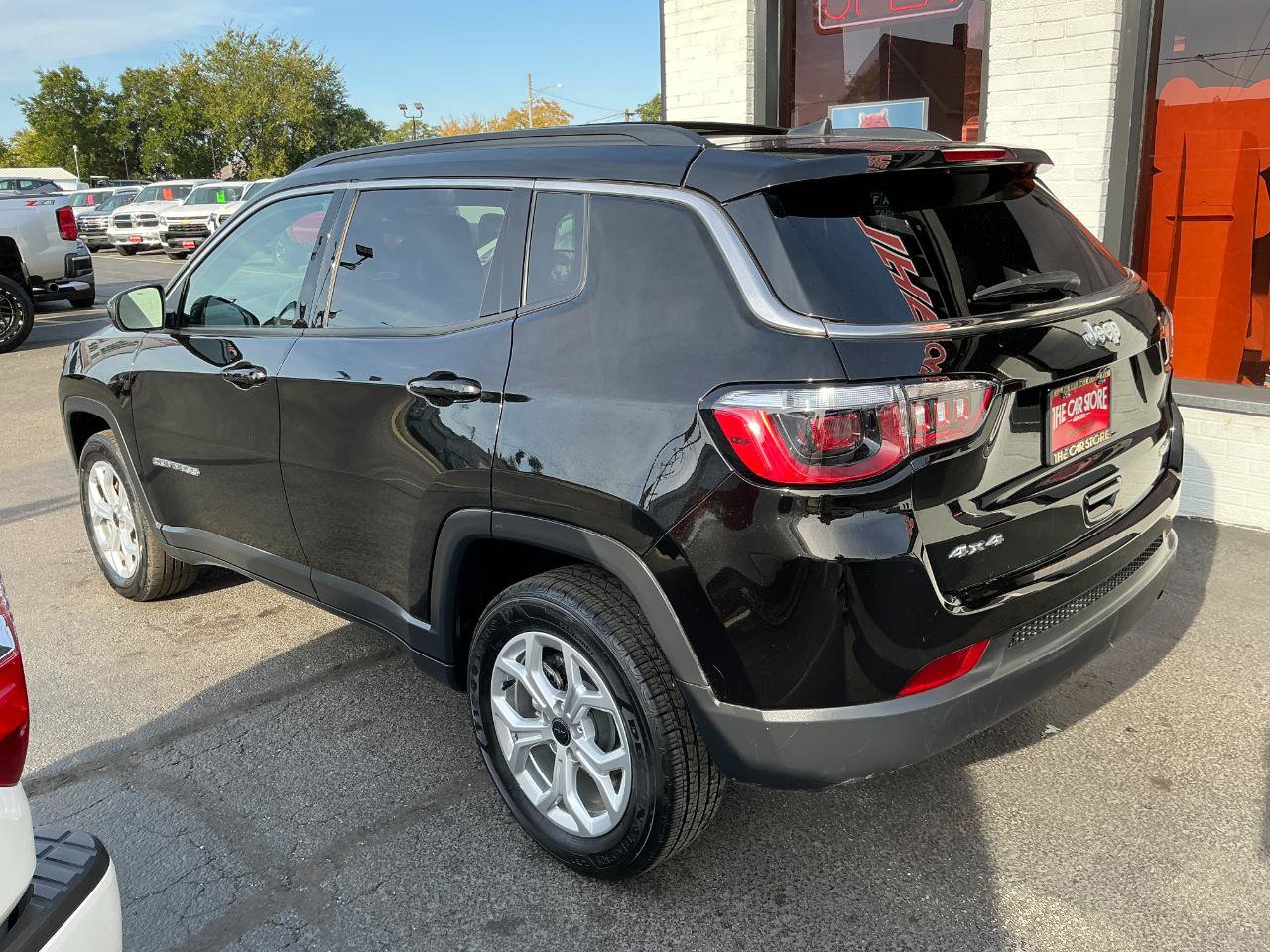 Used 2025 Jeep Compass Latitude w/ Sun & Sound Group AWD/4WD image 5