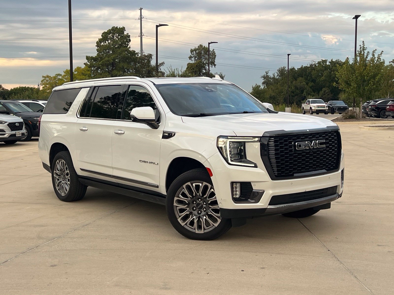 Used 2023 GMC Yukon XL Denali Ultimate AWD/4WD image 1