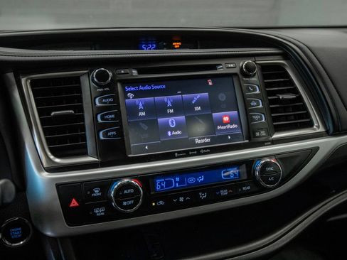 Used 2019 Toyota Highlander SE AWD/4WD image 18