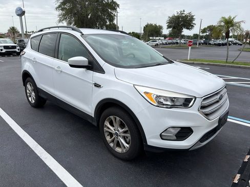 Used 2018 Ford Escape SE w/ SE Sync 3 Package AWD/4WD image 1