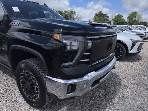 Used 2024 Chevrolet Silverado 2500 LTZ w/ LTZ Convenience Package AWD/4WD image 3