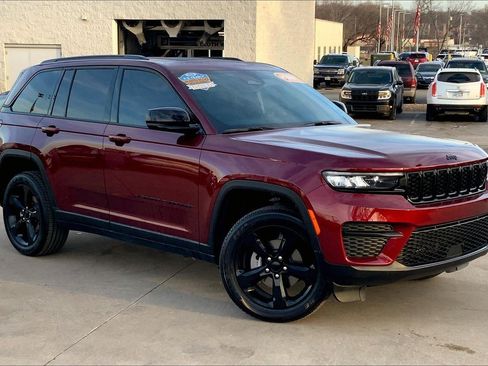 Used 2023 Jeep Grand Cherokee Altitude AWD/4WD image 34