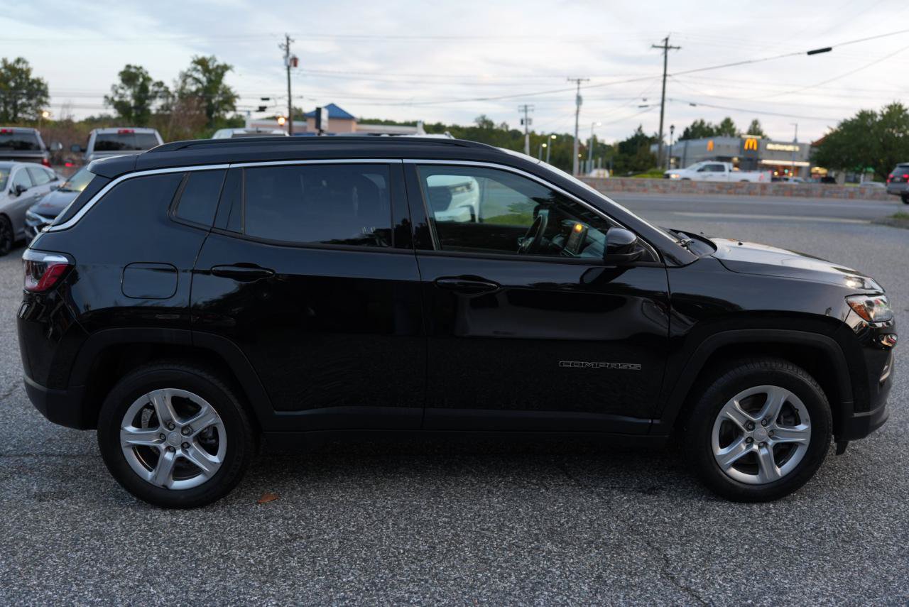 Used 2023 Jeep Compass Latitude w/ Sun and Sound Group AWD/4WD image 4