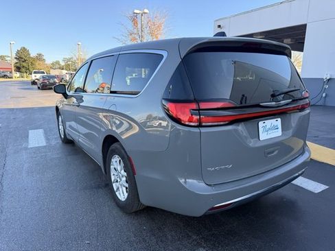 Used 2023 Chrysler Pacifica Touring-L image 6