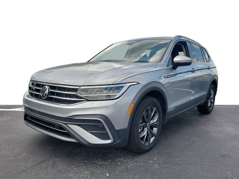 Used 2023 Volkswagen Tiguan SE FWD image 2