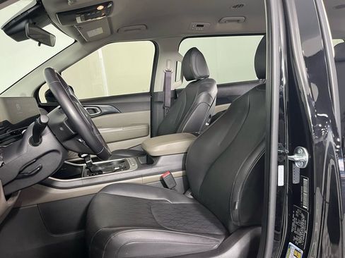 Used 2025 Kia Carnival image 22