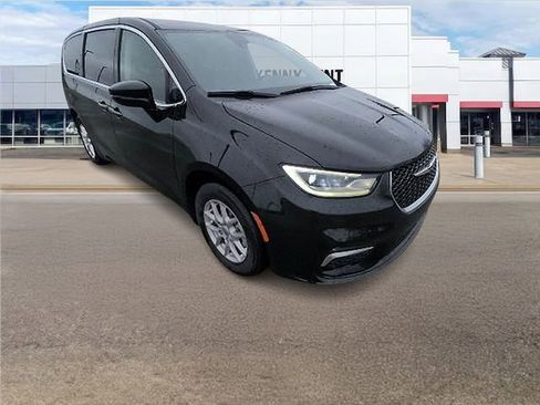 Used 2024 Chrysler Pacifica Touring-L image 1