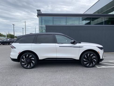 Used 2025 Lincoln Nautilus Reserve AWD/4WD image 9