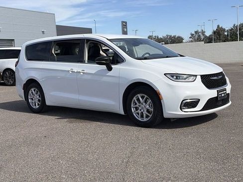Used 2024 Chrysler Pacifica Touring-L image 3
