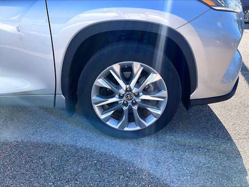 Used 2023 Toyota Highlander Limited AWD/4WD image 4