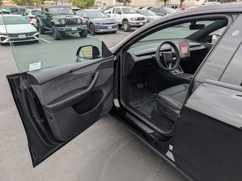 Used 2026 Tesla Model Y 2WD image 27