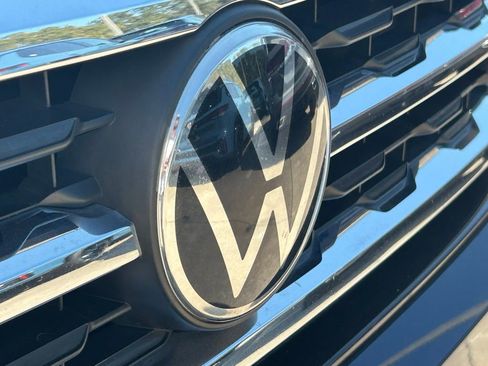 Used 2020 Volkswagen Atlas Cross Sport SE w/ Towing Package image 9