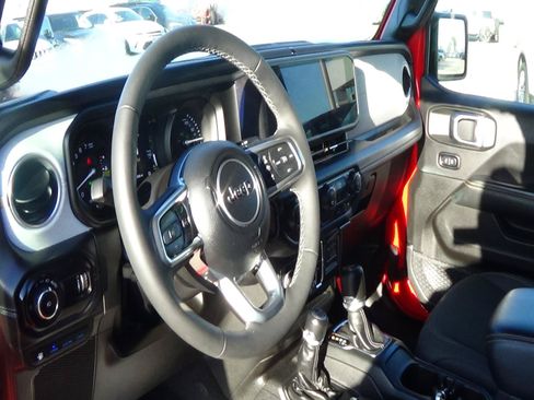 Used 2025 Jeep Wrangler Unlimited Sahara AWD/4WD image 21