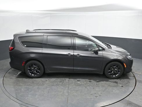 Used 2020 Chrysler Pacifica Touring-L Plus image 25