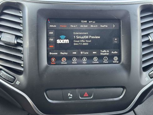 Used 2019 Jeep Cherokee Latitude Plus w/ Cold Weather Group AWD/4WD image 25