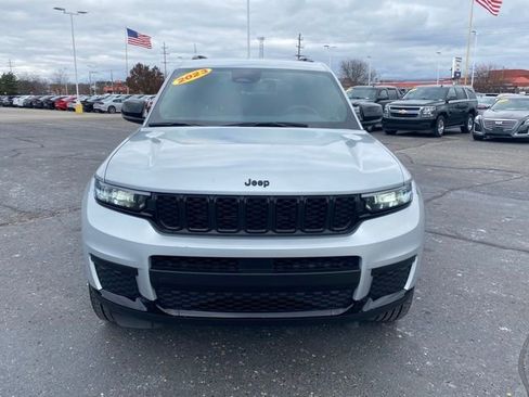 Used 2023 Jeep Grand Cherokee L Laredo image 2