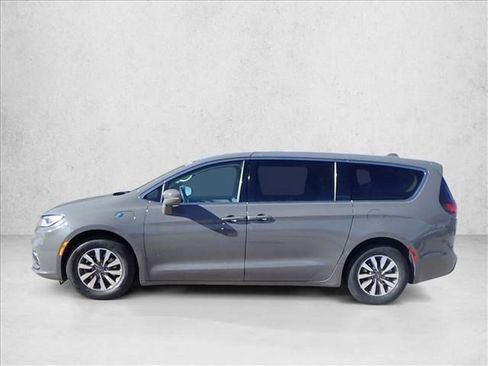 Used 2022 Chrysler Pacifica Touring-L FWD image 2