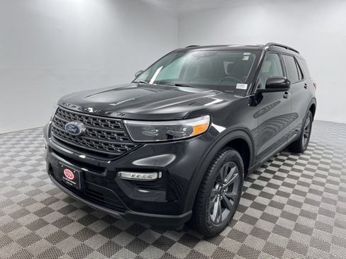 Used 2023 Ford Explorer XLT w/ Equipment Group 202A AWD/4WD image 2