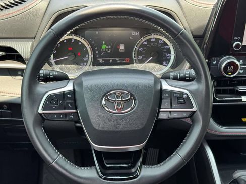 Used 2024 Toyota Highlander XSE FWD image 11