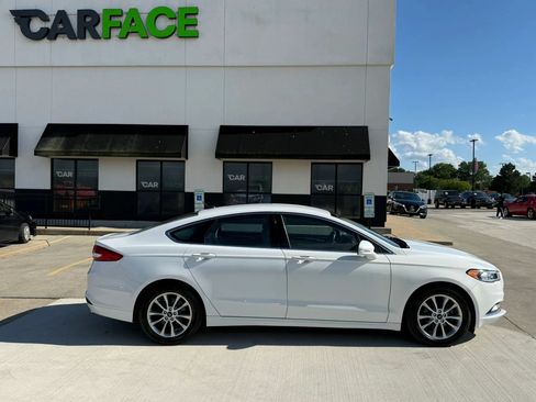 Used 2017 Ford Fusion SE FWD image 16