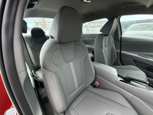 Used 2025 Hyundai Elantra SE FWD image 27
