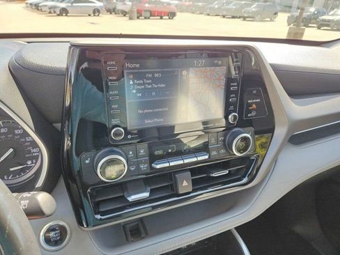 Used 2020 Toyota Highlander XLE image 20