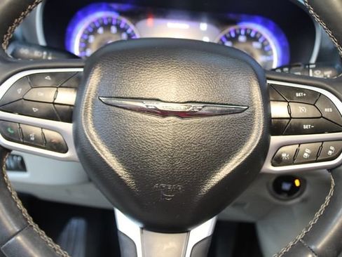 Used 2022 Chrysler Pacifica Touring-L FWD image 21