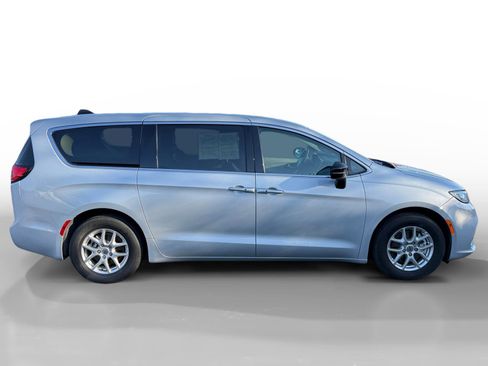 Used 2024 Chrysler Pacifica Touring-L image 6