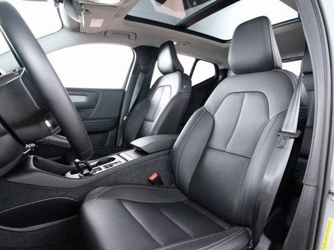 Certified 2025 Volvo XC40 B5 Core w/ Climate Package image 21