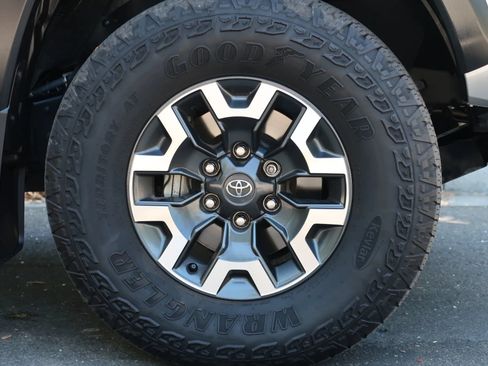 Used 2023 Toyota Tacoma TRD Off-Road w/ Black Out Package (TMS) AWD/4WD image 8