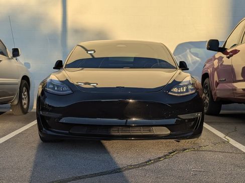 Used 2022 Tesla Model 3 Standard Range image 2