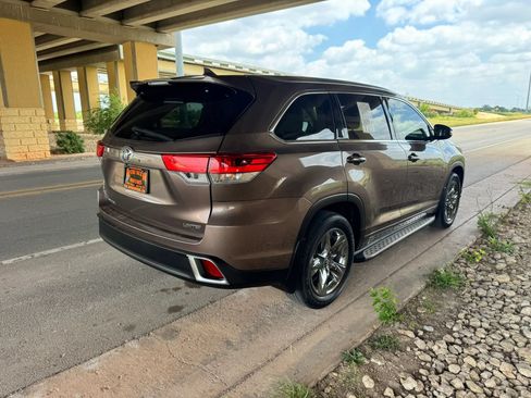Used 2017 Toyota Highlander Limited Platinum FWD image 3