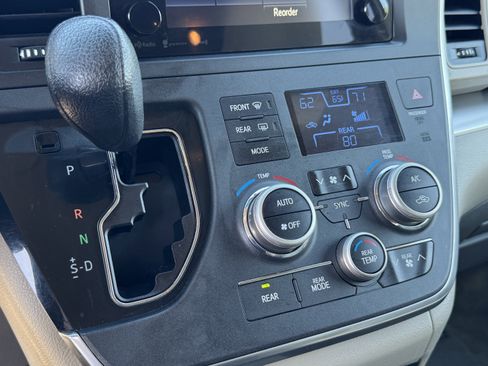 Used 2017 Toyota Sienna LE FWD image 27