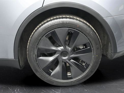 Used 2025 Tesla Model Y Long Range AWD/4WD image 12