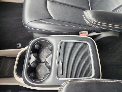 Used 2023 Chrysler Pacifica Touring-L image 21