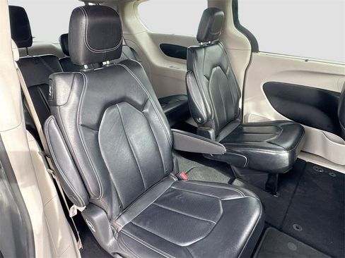 Used 2022 Chrysler Pacifica Touring-L image 27