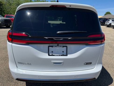 New 2027 Chrysler Pacifica Select FWD image 4