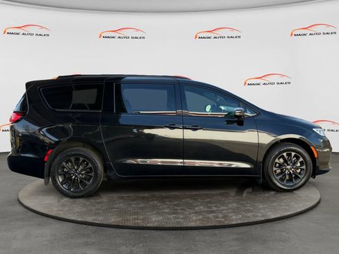 Used 2021 Chrysler Pacifica Touring w/ Cold Weather Group AWD/4WD image 6