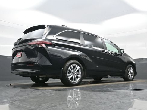 Used 2025 Toyota Sienna Limited AWD/4WD image 35