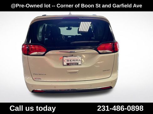 Used 2020 Chrysler Pacifica Touring-L Plus FWD image 4
