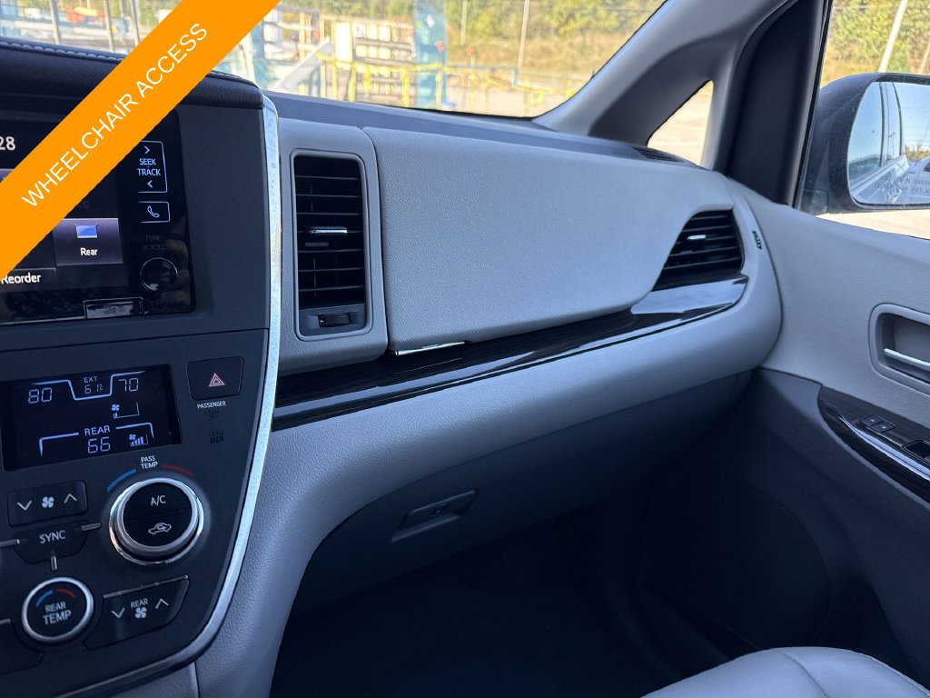 Used 2017 Toyota Sienna XLE Premium FWD image 13