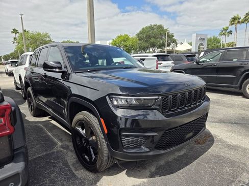 Used 2024 Jeep Grand Cherokee Altitude image 2