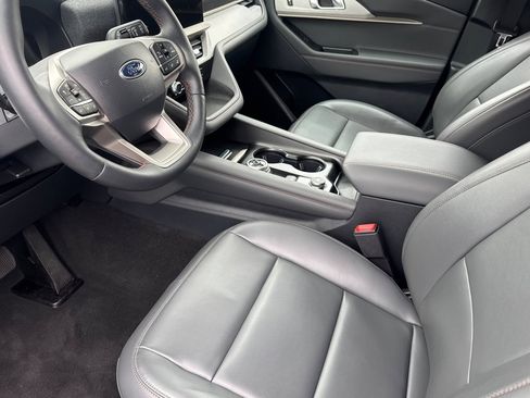 Used 2025 Ford Explorer Active w/ Active Comfort Package image 11