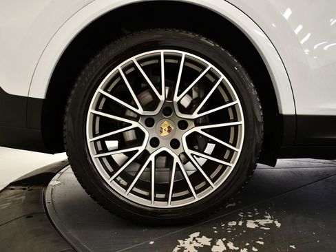 Used 2022 Porsche Cayenne Platinum Edition image 17