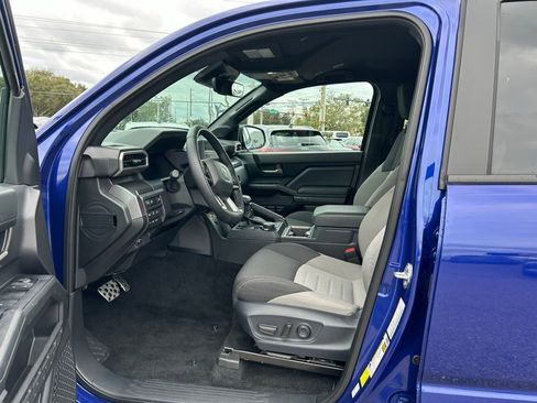 Used 2025 Toyota Tacoma TRD Sport w/ TRD Sport Upgrade Package image 15