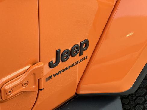 Used 2025 Jeep Wrangler Unlimited Sahara AWD/4WD image 15
