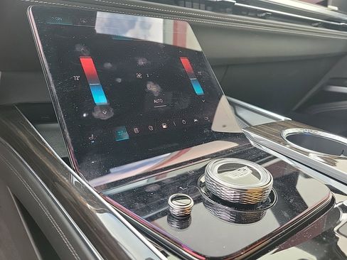 Used 2025 Cadillac Escalade Premium Luxury image 33