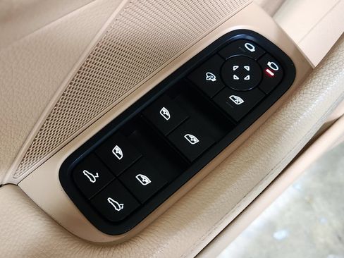 Used 2022 Porsche Panamera image 42