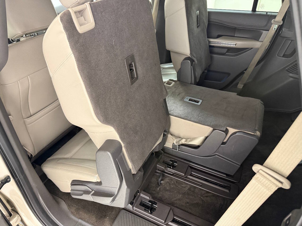 Used 2018 Ford Expedition XLT w/ Equipment Group 202A RWD image 25