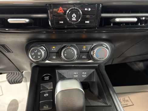Used 2025 Nissan Kicks SV AWD/4WD image 27
